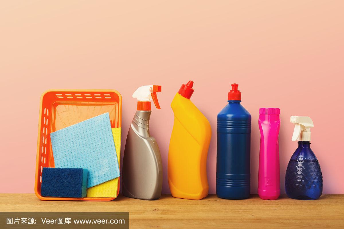 粉红背景下的色彩清洁与精致五金